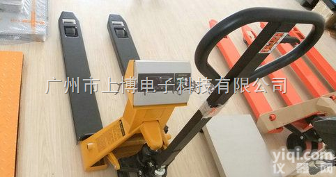 1吨带电子称<em>叉车</em>︱500<em>公斤</em>带电子称手动<em>叉车</em><em>多少</em>钱一台？