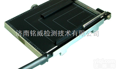 <em>可调距取样刀</em>