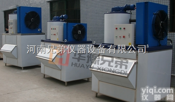 华豫兄弟  <em>500公斤片冰机</em>交付新乡市千百惠购物广场