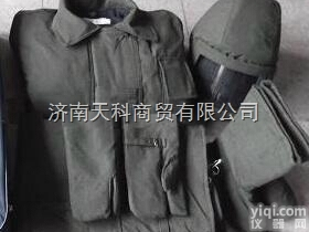 穿越<em>火场</em>穿消防<em>避火服</em>需配备空气呼吸器使用