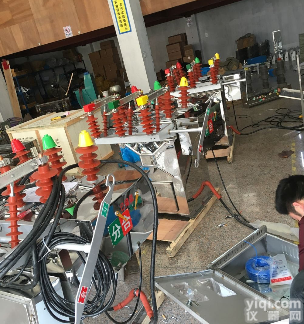 <em>ZW8-12型户外高压真空断路器</em>（图）