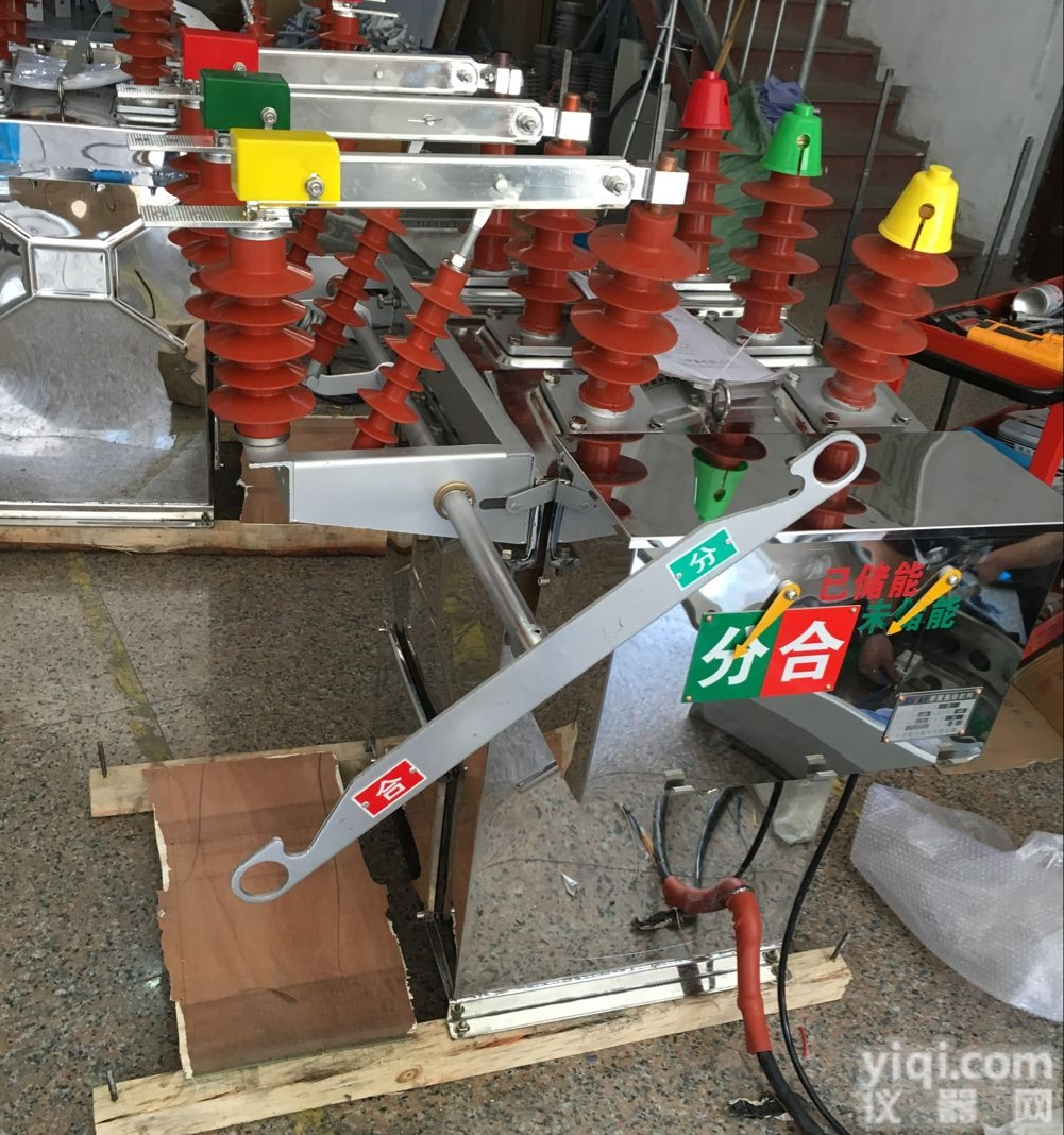 （精品）<em>ZW8-12型户外高压真空断路器</em>【高脚】