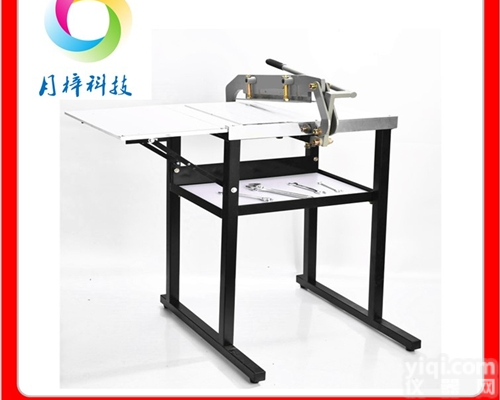 <em>无纺布</em><em>裁切机</em>