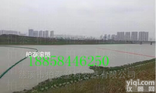 水面漂浮大量水浮萍环<em>保级</em>拦污<em>浮筒</em>厂家