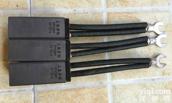 D214  厂家批发<em>碳刷</em> 电刷D214<em>规格</em>25*32*60