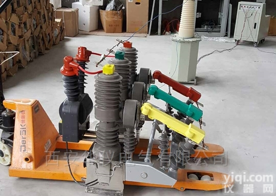 ZW32-12FG/630A柱上<em>断路器</em>带控制器<em>遥控</em>操作