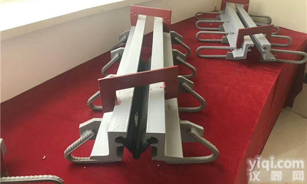 <em>伸缩缝</em>厂家  公路<em>桥梁</em><em>伸缩缝</em>装置施工方案