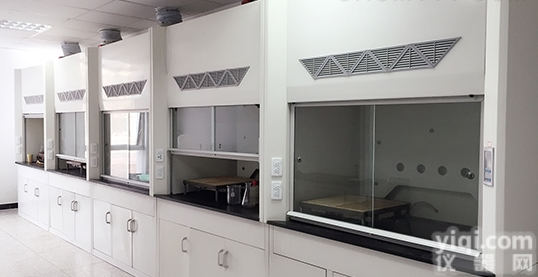 <em>板木通风柜</em>