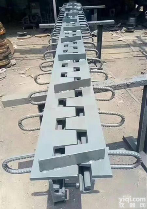 <em>梳齿</em>型<em>桥梁</em><em>伸缩缝</em>装置厂家报价