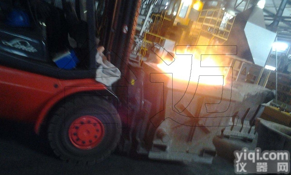 「<em>叉车</em>铁水包电子秤」<em>叉车</em><em>加装</em>夹包机<em>称重</em>器