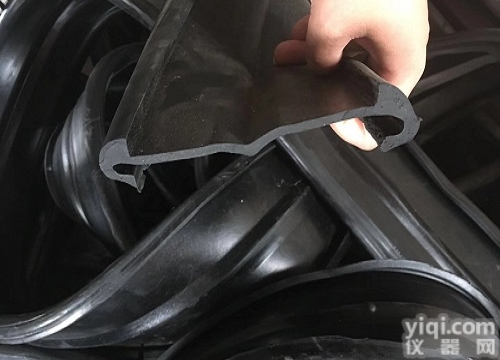 <em>伸缩缝</em>胶条价格  <em>桥梁</em><em>伸缩缝</em>用橡胶条价格