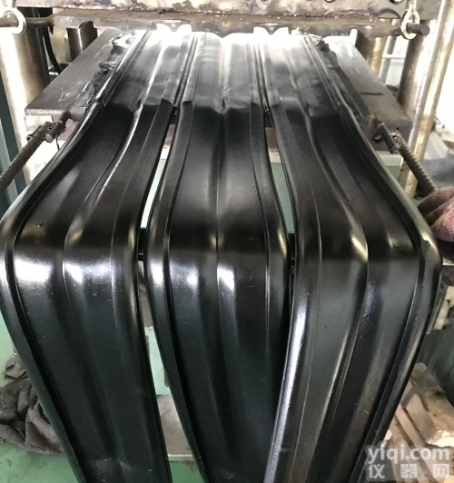 更换桥梁<em>伸缩缝</em>  <em>伸缩缝</em><em>胶条</em>安装视频