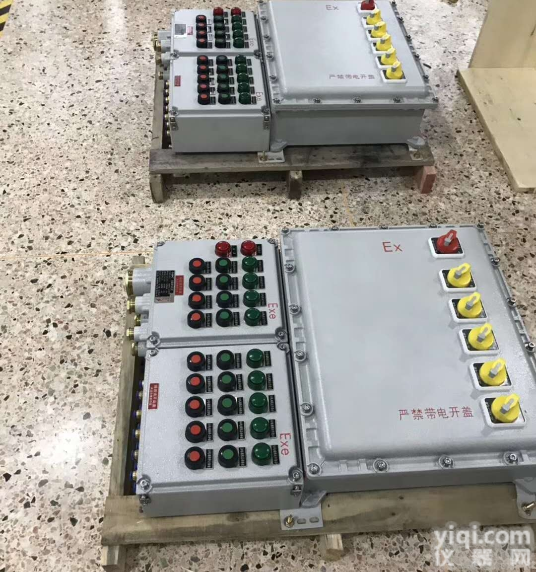 壁<em>挂式</em>户外带<em>防雨罩</em><em>防爆</em>配电箱