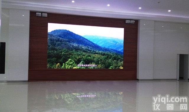 铝箱前维护超高清P2LED<em>显示屏</em>调试观看<em>效果</em>