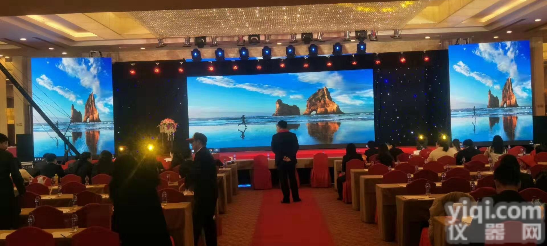 <em>礼堂</em>背景墙50平方P4全彩LED<em>电子屏</em>效果价格