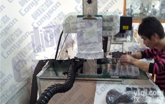 解决激光切割<em>亚克力</em>臭气<em>烟尘</em>专用吸烟净化器