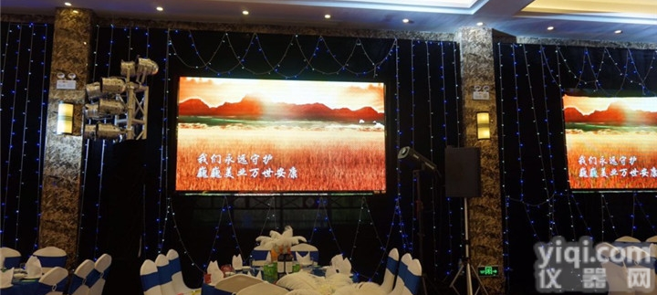 进口灯珠p2.5LED<em>电子屏</em>装在<em>宴会厅</em>大概价格