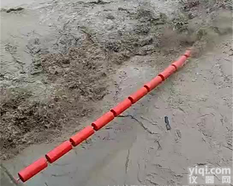 海坝沿岸<em>闸口</em>拦污<em>浮筒</em> 水面<em>漂浮物</em>拦截