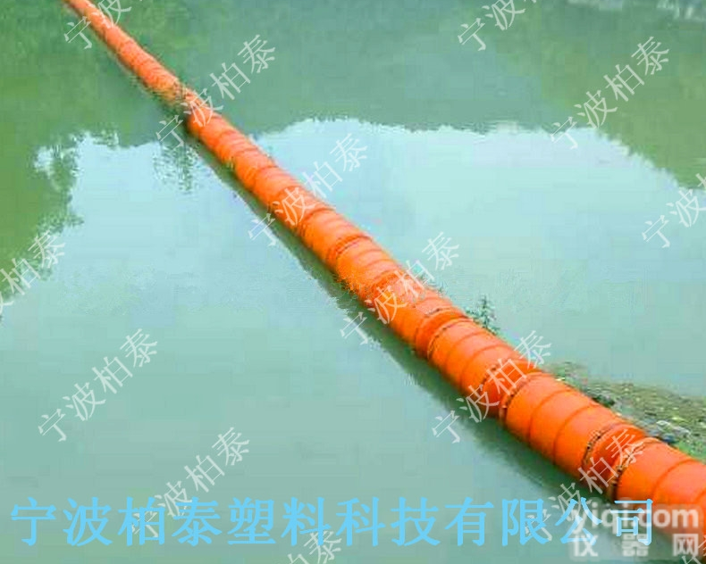 自浮式拦污排 两岸水泥墩固定拦污<em>效果显著</em>