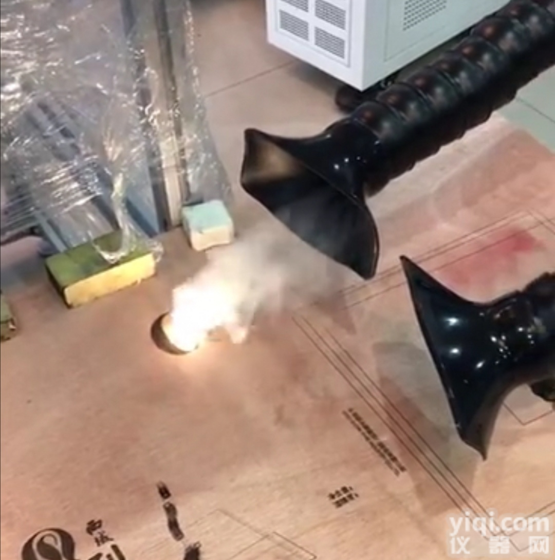 治理激光<em>切割机</em>过程<em>烟雾</em>气味必备除烟净化器