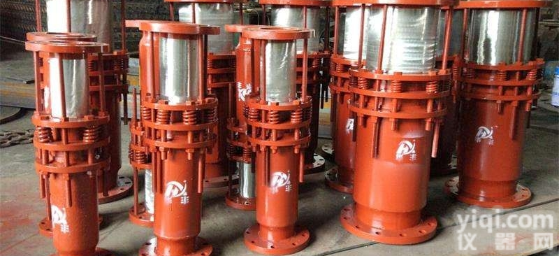 <em>套筒补偿器</em>