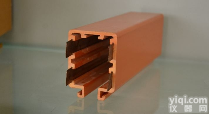 <em>电车滑触线,电车铜杆触线</em>