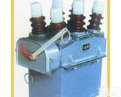 <em>DW10-10型柱上油断路器</em>