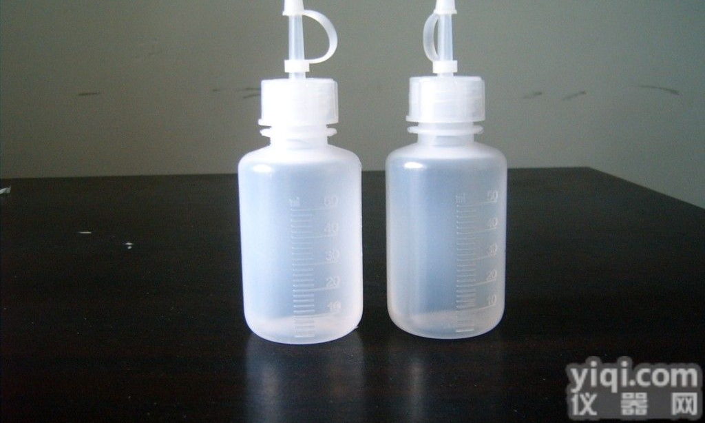 <em>塑料滴瓶</em>