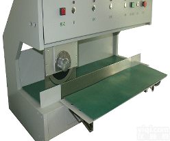 走<em>刀式分</em>板机V-CUT-3专门切割PCB板LED灯条铝基板