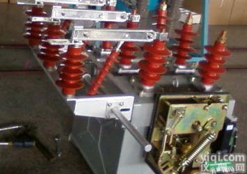 全新户外真空<em>断路器</em>ZW8-12G/630A、带<em>隔离</em>刀闸