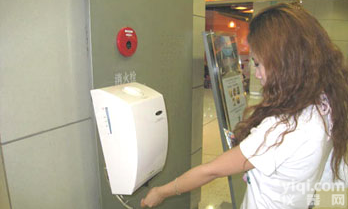 <em>自动喷雾丹尼尔手消毒器</em>