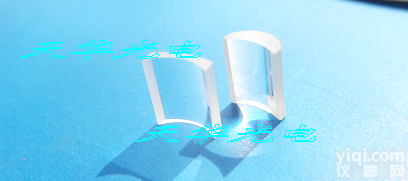 <em>弯月柱面镜</em>