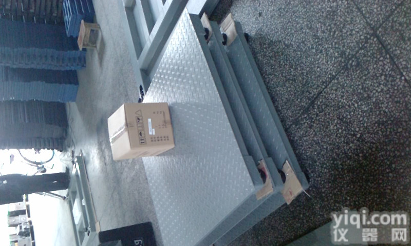 上海3吨电子<em>地磅</em>  上海小<em>地磅</em> 小<em>地磅</em>工作原理： 工作原理由数字采集，电路放大组合而成的一种工作方式，货物压在秤体上，从而给<em>地磅</em>的<em>传感器</em>施力，<em>传感器</em>是由高分子硅材料组成，通过其的电量发生变化，再通过A