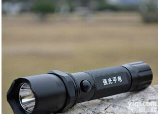 <em>强光</em>充电LED<em>手电筒</em>