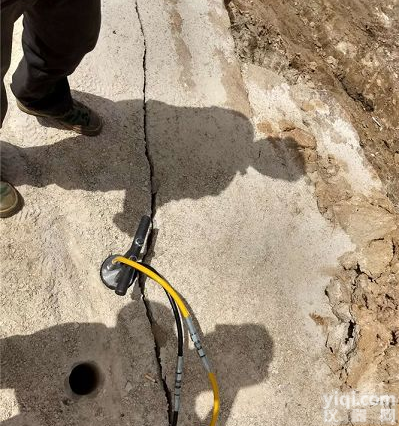 岩石<em>液压</em><em>劈裂</em>机破石头<em>好用</em>么 <em>液压</em><em>劈裂</em>机