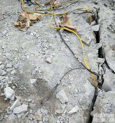 岩石<em>液压</em><em>劈裂</em>机破石头<em>好用</em>么  <em>劈裂</em>机