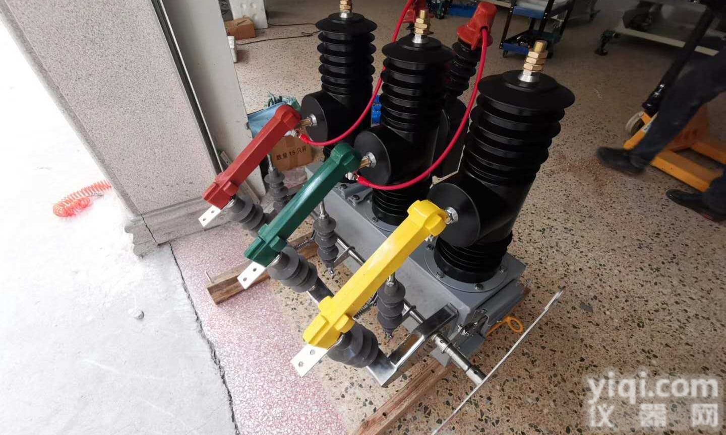 户外柱上10KV三相<em>永磁</em>快速高压<em>断路器</em>