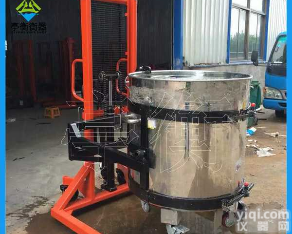 <em>工厂</em>区<em>油桶</em>的<em>搬运</em>与称重设备，手动式电子<em>油桶</em>秤