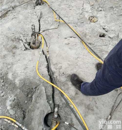 <em>劈裂</em>器厂家/<em>镁矿</em>开采不能<em>放炮</em>用<em>劈裂</em>机