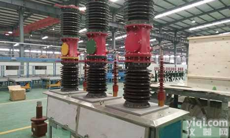 陕西长开ZW7-40.5/630A户外断路器，配宝光真空泡，弹操机构，带电压电流互感器，配智能控制器，可就地远方