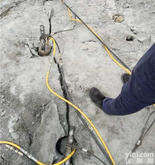 <em>劈裂</em>机破桩头<em>视频</em>/一万吨<em>劈裂</em>机