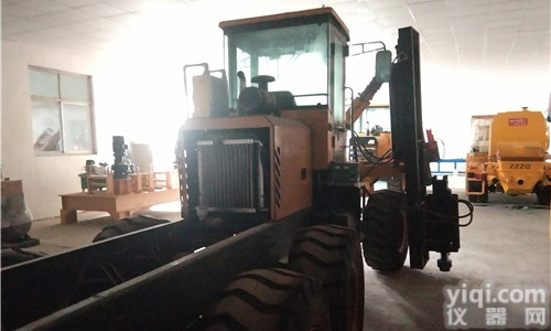 安顺<em>高速路</em><em>护栏</em>打桩机头条