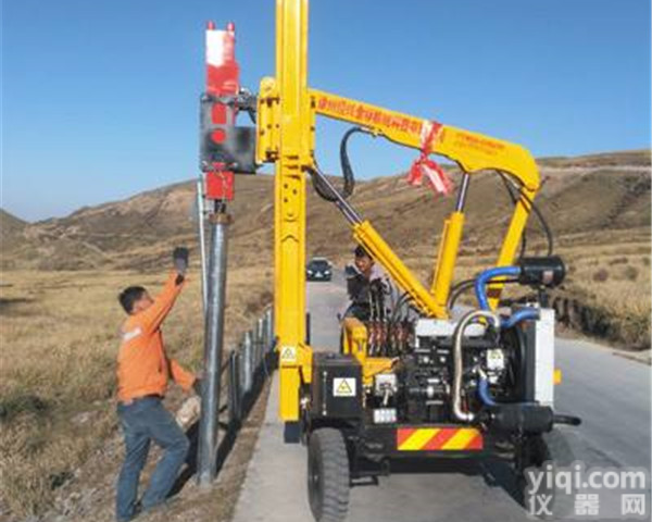 昭通<em>防撞</em>护栏<em>打桩机</em>午间新闻