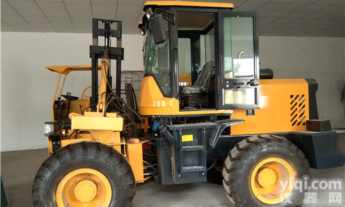 个旧方形<em>护栏</em>柱<em>打桩机</em>周刊