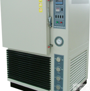 <em>真空高低温试验箱</em>