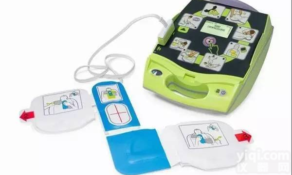 <em>全自动体外除颤器</em>