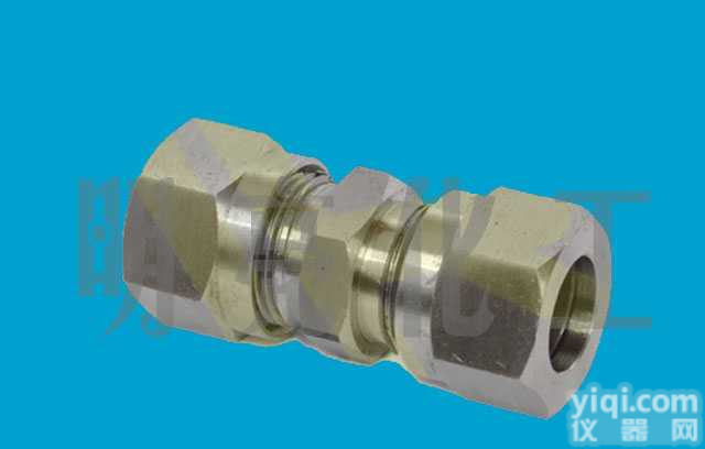 <em>卡套直通中间接头</em>
