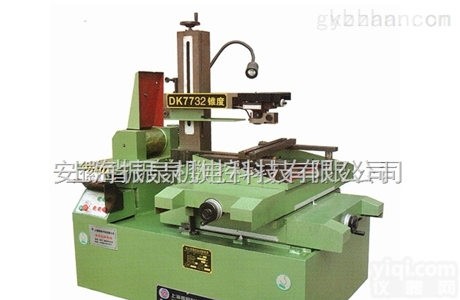 DK7735  DK7735<em>中走丝线切割机床</em>